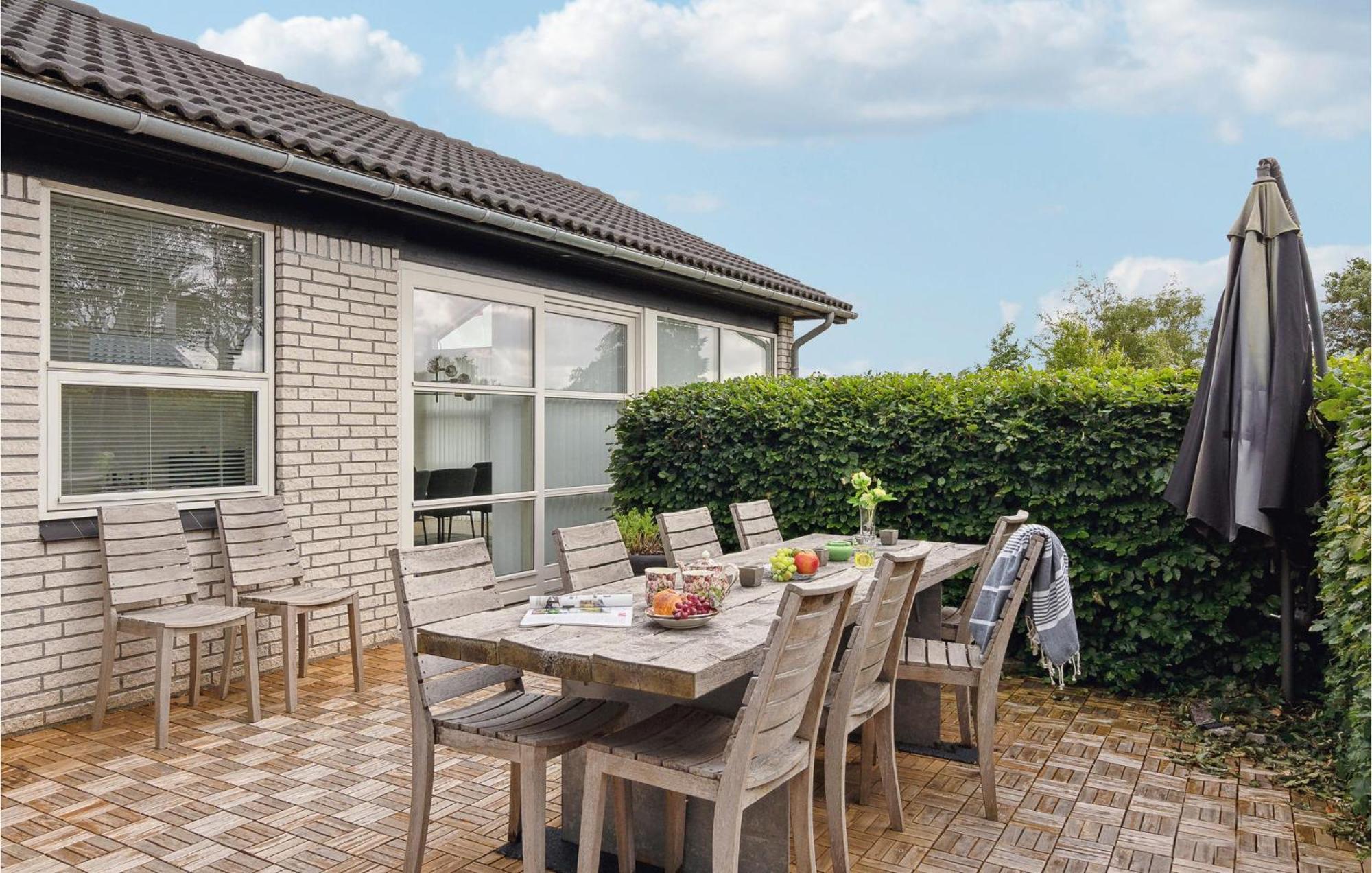 Gorgeous Home In Sunds With Kitchen Exterior foto